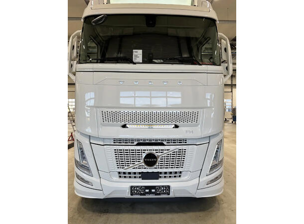 OZZ XB1 P27" fjernlyspakke hvit | Volvo FH Aero 2024?