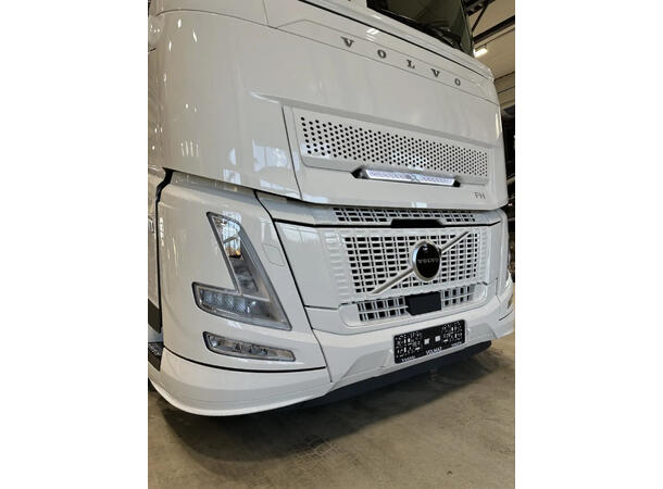OZZ XB1 P27" fjernlyspakke hvit | Volvo FH Aero 2024?